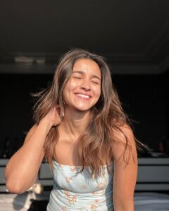 Glowing Skin Tips: चाहते हैं Alia Bhatt जैसी ग्लोइंग स्किन, तो करें ये काम