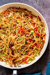 बच्चों के लिए घर पर ही बनाएं Chilli Garlic Chowmein