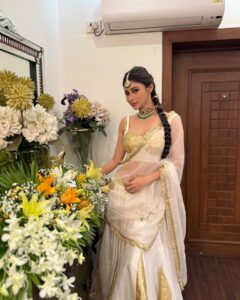 Mouni Roy Latest Pics: एक्ट्रेस ने ऑफ व्हाइट लहंगा पहन मचाया अपनी खूबसूरती से तहलका, देखें तस्वीरें