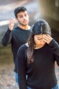 Relationship Tips : रिश्ते में दरार पैदा करने के काम करते है ये लक्षण