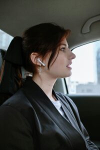 Earbuds और Airpods के बीच क्या है अंतर?