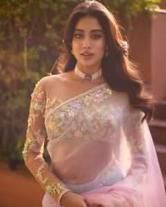 Janhvi Kapoor Saree Look: मल्टीकलर साड़ी पहन कैमरे के सामने इठलाती दिखीं जाह्नवी कपूर