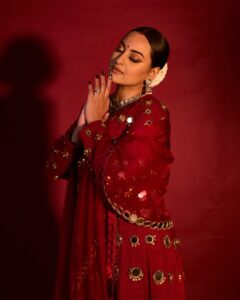 Bindi Designs For Girls: ट्रेंड में हैं बिंदी के ये खास डिजाइन्स, बॉलीवुड एक्ट्रेसेस से लें इंस्पिरेशन, चेहरे पर दिखेगा नूर