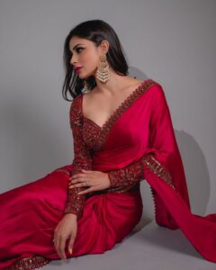 Captions for Saree Photos: साड़ी वाली फोटो के साथ इन Captions से पाएं Likes की बौछार