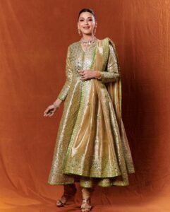 Sonali Bendre Suit Design: दुल्हन से सुंदर लगेंगी आप जब ट्राई करेंगी सोनाली बेंद्रे की स्टाइल