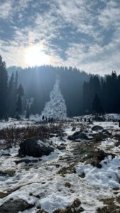 दुनिया की खूबसूरत पर्यटन स्थलों में से एक जम्मू  कश्मीर का गुलमर्ग