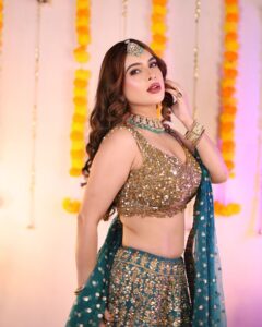 Neha Malik Latest Pics: रिवीलिंग लहंगा पहन एक्ट्रेस ने इंटरनेट पर लगाया बोल्डनेस का तड़का, देखें तस्वीरें