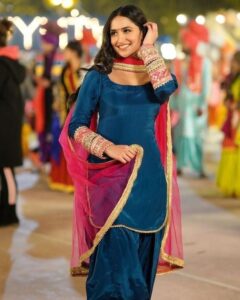 Punjabi Suit Looks: इन पंजाबी सूट्स से खुद को करें Style, पार्टी में लग जाएंगे चार चांद