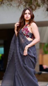 Sargun Mehta Saree Design : शादी के सीजन में जरूर पहनें Sargun Mehta के ये खूबसूरत Saree Design