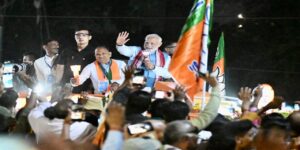 PM मोदी का रांची में रोड शो, महिलाओं ने अपने घरों की छतों से उतारी आरती