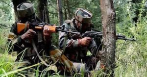 J&K : किश्तवाड़ में सुरक्षा बलों और आतंकवादियों के बीच मुठभेड़ में सेना का कमांडो शहीद , तीन जवान घायल