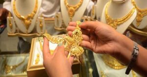 वेडिंग सीजन में गिरे सोने- चांदी के दाम, झटपट खरीद रहे हैं लोग