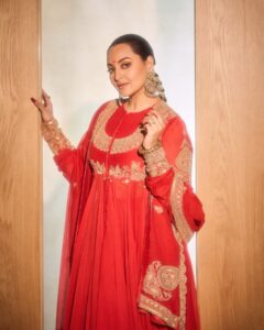 Karwa Chauth 2024: करवा चौथ पर अपनाएं अभिनेत्रियों के ये सूट डिजाइन, साड़ी और लहंगा लुक भी हो जाएगा फेल