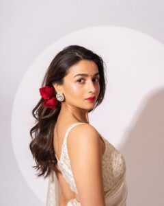 Alia Bhatt White Saree Looks: साड़ी में बला की खूबसूरत लगती हैं एक्ट्रेस, देखें तस्वीरें