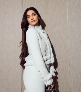 Winter Wear Trend 2024: सर्दियों में बॉलीवुड सेलेब्स जैसे दिखें स्टाइलिश,ये पैटर्न हैं नया विंटर ट्रेंड