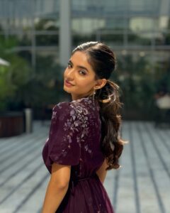 Anushka Sen Latest Pics: वनपीस पहन एक्ट्रेस ने शेयर किया हॉट लुक, देखें तस्वीरें