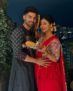 Karwa Chauth 2024: चांद देखकर इन एक्ट्रेसेज ने तोड़ा करवाचौथ का व्रत, देखें तस्वीरें