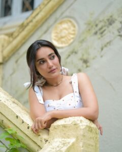 Surbhi Jyoti Latest Pics: एक्ट्रेस ने व्हाइट ड्रेस पहने शेयर किया हॉट लुक, देखें तस्वीरें
