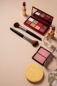 अपने Makeup Products को साफ़ रखने के लिए अपनाएं ये 9 तरीके