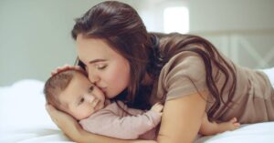 बदलते मौसम से नवजात शिशु की बिगड़ सकती है सेहत,  ऐसे करें बचाव