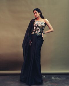 Actresses Corset Saree Look: करीना कपूर से लेकर सामंथा रुथ प्रभु तक, जब कॉर्सेट साड़ी लुक में इन हसीनाओं ने बिखेरा हुस्न का जलवा