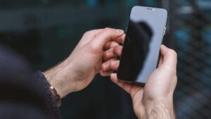 जानें क्यों ब्लैक आउट हो जाती है फोन की स्क्रीन