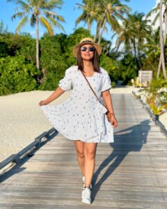 Hina Khan Pics: कैंसर से जंग के बीच मालदीव में एंजॉय कर रहीं हिना खान, पूल साइड तस्वीर से हिला डाला इंटरनेट