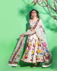 Celebrity Indian Looks: अदिति राव हैदरी के इन इंडियन आउटफिट से लें इंस्पिरेशन