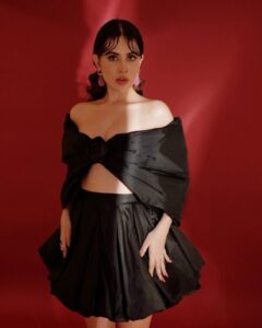 Urfi Javed Looks: एक्ट्रेस उर्फी को है ये गंभीर बीमारी, इसके कारण अक्सर सूजा रहता है चेहरा