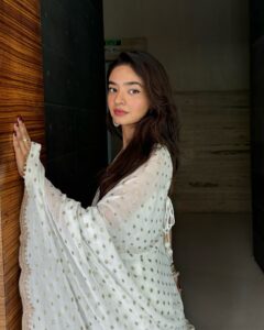 Anushka Sen Latest Pics: व्हाइट सूट पहने एक्ट्रेस ने सोशल मीडिया पर लगाया ग्लैमर का तड़का, देखें तस्वीरें