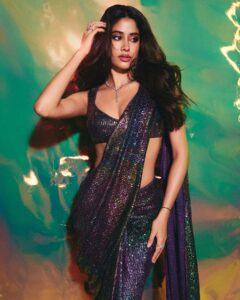 Janhvi Kapoor Sizzling Pics: दिवाली पार्टी की जान बनीं जाह्नवी कपूर, शिमरी साड़ी में फ्लॉन्ट किया कातिलाना फिगर