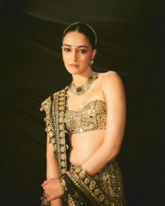 Latest Front Blouse Design: फ्रंट ब्लाउज के ये ट्रेंडी डिजाइन जो आपके लुक को बना देंगे स्टाइलिश