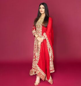 Celebs Red Outfits Looks: दिवाली पर दिखना है अलग, तो इन अभिनेत्रियों के रेड लुक्स से लें इंस्पिरेशन