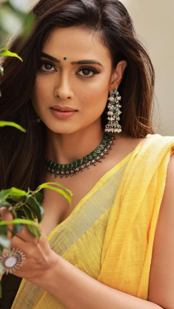 1366068 Shweta Tiwari Earring5