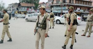 जम्मू-कश्मीर के उधमपुर में वन्यजीव तस्करी पर बड़ी कार्रवाई, 20 तोते मुक्त