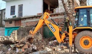 Jammu: कश्मीरी पंडितों का बड़ा आरोप, ‘बिना नोटिस हमारी दुकानें तोड़ दी गईं’, घेरे में उमर अब्दुल्ला सरकार