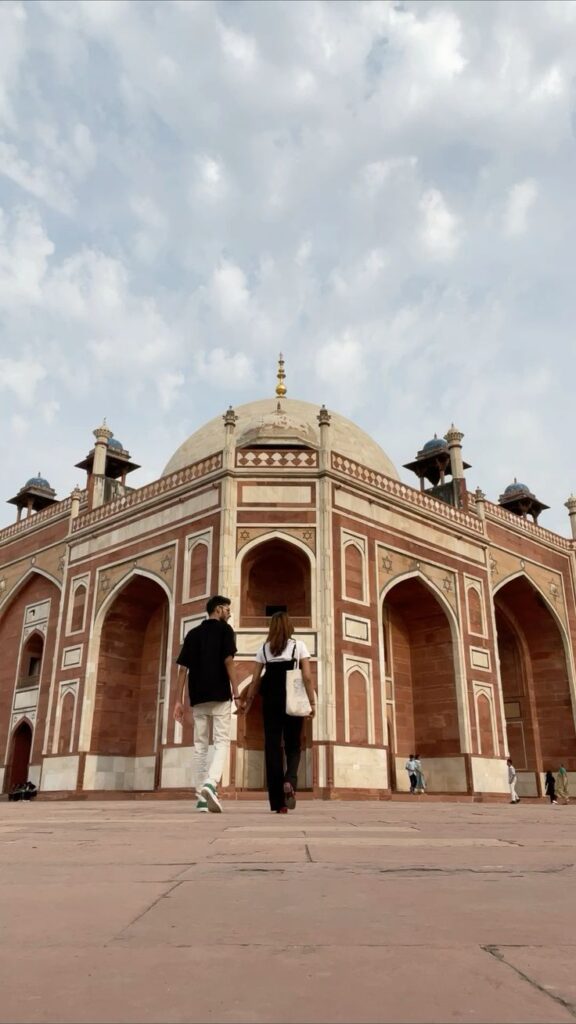 1368092 couple travelling delhi