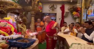 फडणवीस CM पद की शपथ लेने से पहले पहुंचे बप्पा के दरबार