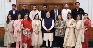 प्रधानमंत्री मोदी से मिला कपूर परिवार, करीना, करिश्मा और रिद्धिमा ने शेयर की फोटोज
