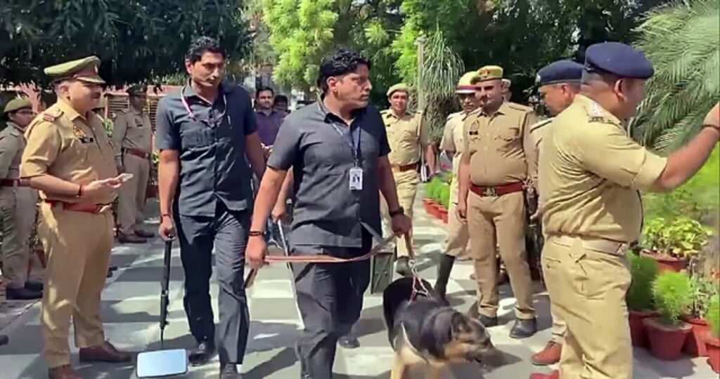 1370208 Delhi Schools received bomb threats
