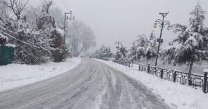 Weather : कश्मीर के मैदानी इलाकों में हुई सीजन की पहली बर्फबारी, आगे ऐसा रहेगा मौसम