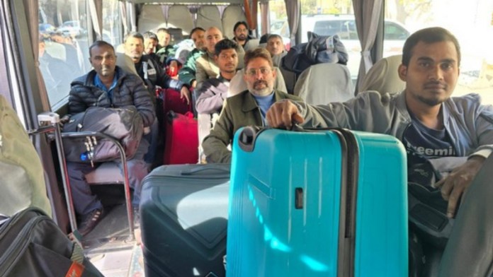 1370867 Indians syria evacuate 092840924
