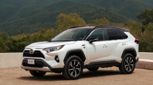 टोयोटा की नई 7-सीटर हाइडर SUV, इन्नोवा और फॉर्चूनर से कितनी अलग