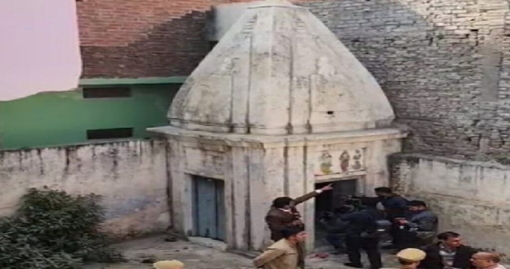 1371587 Sambhal Temple