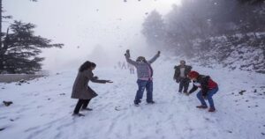 Jammu में हुई सीजन की पहली बर्फबारी, कश्मीर का भी मौसम हुआ सुहाना