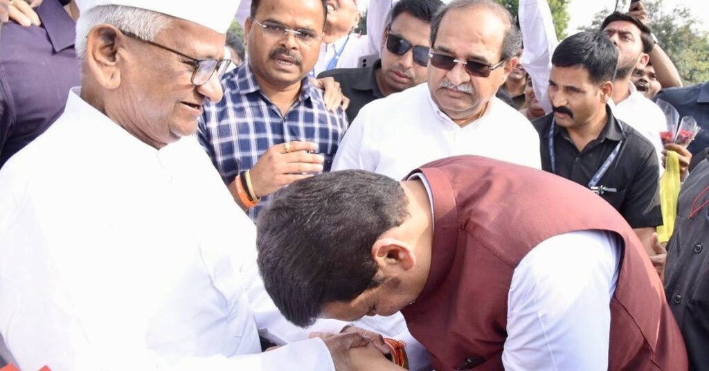 1373063 Anna Hazare met CM Devendra Fadnavis