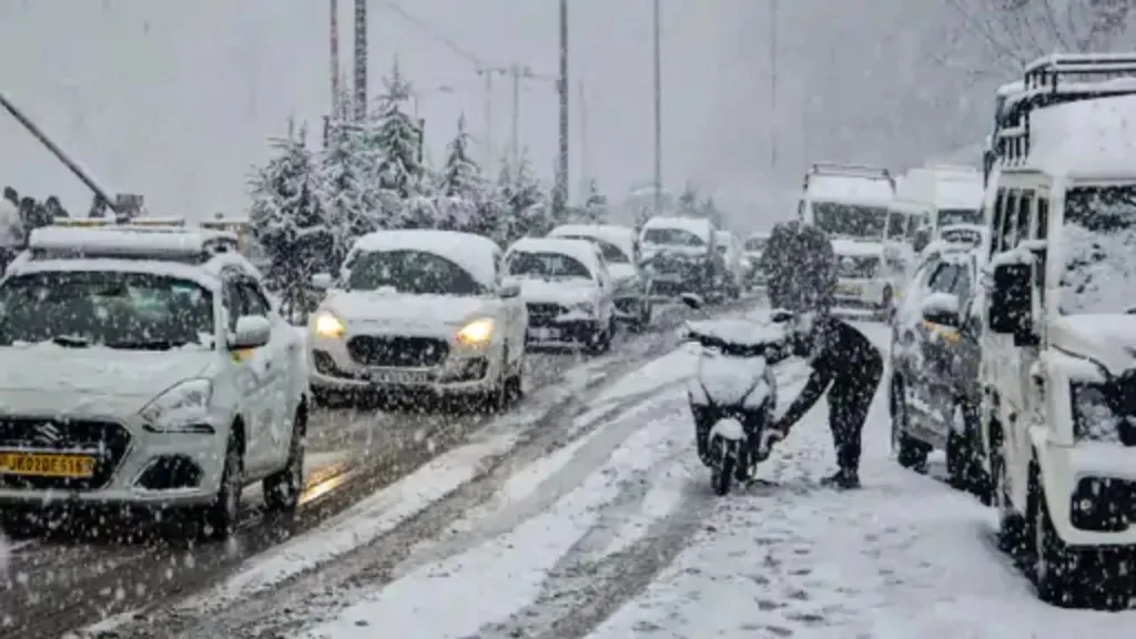 1374009 Seasons first snowfall in Srinagar 2000 vehicles stranded in Qazigund 1Vjpg 1280x720 4g