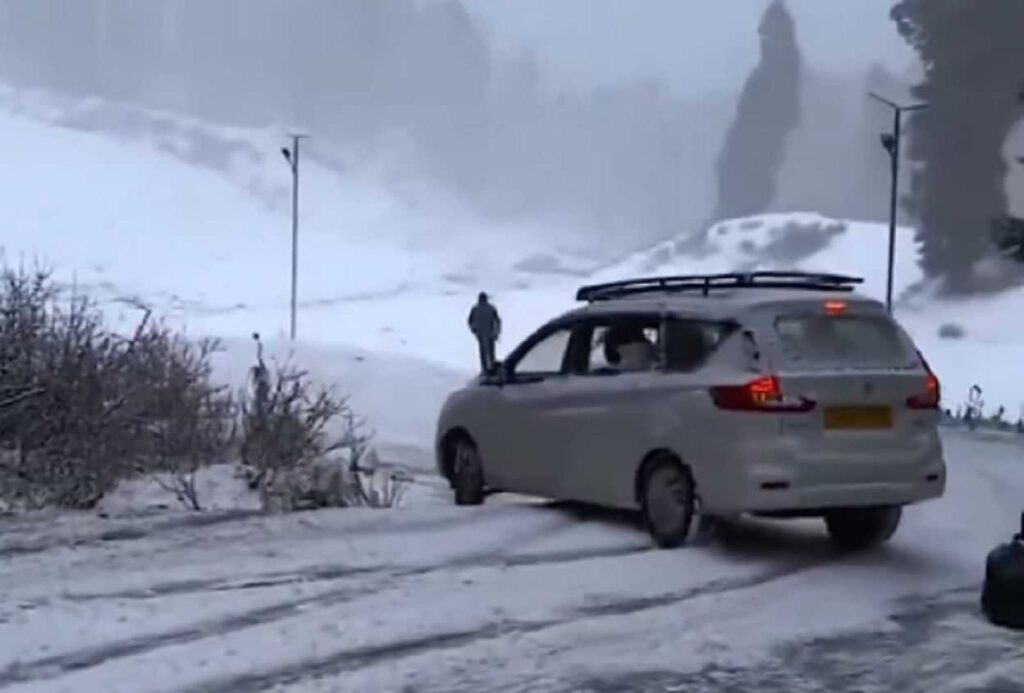 1374211 car sliding in snow2b1390cb9e6e2d7d5885e4459ee34236