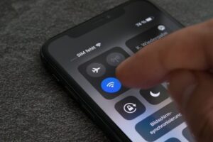 Tech Tips: एयरपोर्ट पर इस्तेमाल करते हैं Wifi, तो हो जाएं सावधान