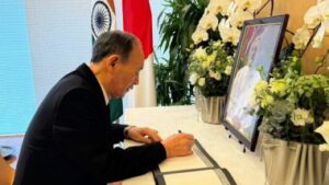 योशीहिदे सुगा ने भारतीय दूतावास में मनमोहन सिंह की याद में शोक पुस्तिका पर किए हस्ताक्षर